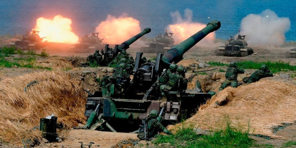 US-made CM-11 tanks (in background) are fired in front of two 8-inch self-propelled artillery guns during the 35th "Han Kuang" (Han Glory) military drill in southern Taiwan's Pingtung county on May 30, 2019