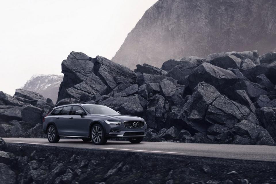 259-volvo-v90-cross-country-b5-momentum