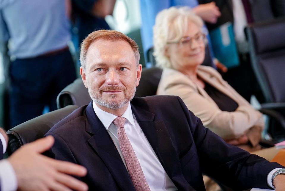 Finanzminister Christian Lindner (FDP) und im Hintergrund Verteidigungsministerin Christine Lambrecht (SPD) - Copyright: picture alliance/dpa | Kay Nietfeld