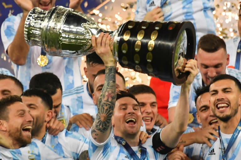 El astro del fútbol mundial, el argentino Lionel Messi, levanta el trofeo de la Copa América al vencer en la final a Brasil el 10 de julio de 2021 en Rio de Janeiro (NELSON ALMEIDA)