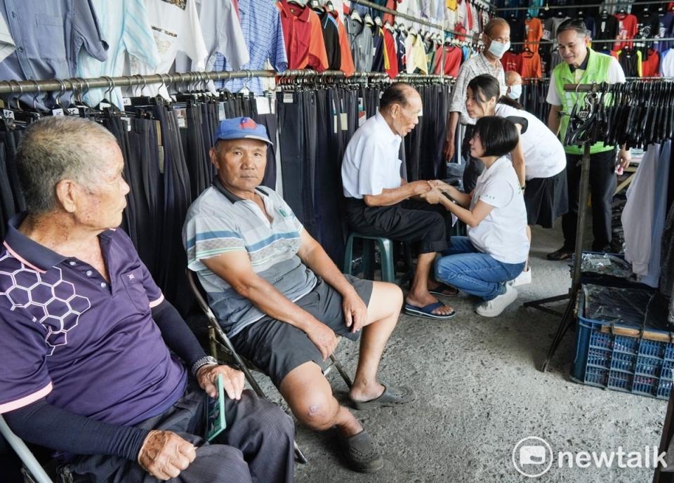 面對對手綿密的基層組織，吳音寧只能勤跑再勤跑，握住一雙又一雙的手，尋求鄉親的認同與支持。   圖：張良一/攝