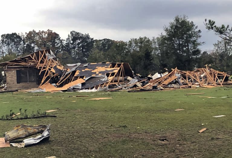 Escenas de devastación son visibles en todas las direcciones a lo largo de Lamar County Road 35940, al oeste de State Highway 271, después de que un tornado masivo azotara el área, causando grandes daños y destruyendo un número desconocido de casas, el viernes 2 de noviembre de 2019. 4, 2022 en Polvoly, Texas. (Jeff Forward/The Paris News via AP)