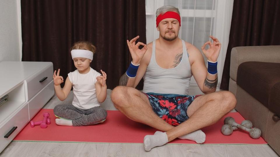 Padre e hija haciendo yoga