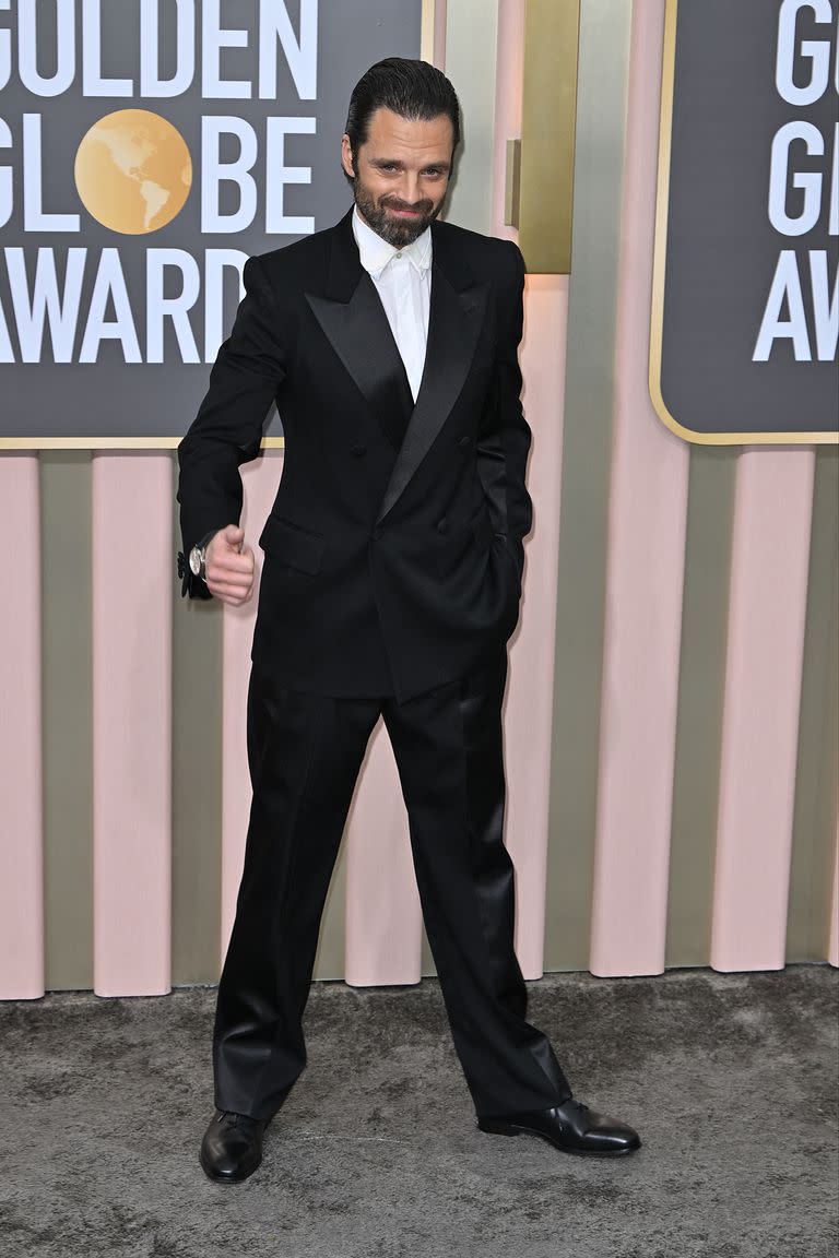 Sebastian Stan, sin corbata y con una gran sonrisa, posó para las cámaras con un traje de Lanvin