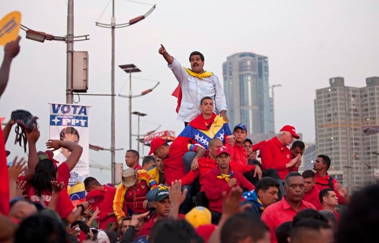 Nicolás Maduro saluda a sus simpatizantes a su llegada a la avenida Bolívar para un acto de cierre de campaña en Caracas, Venezuela.