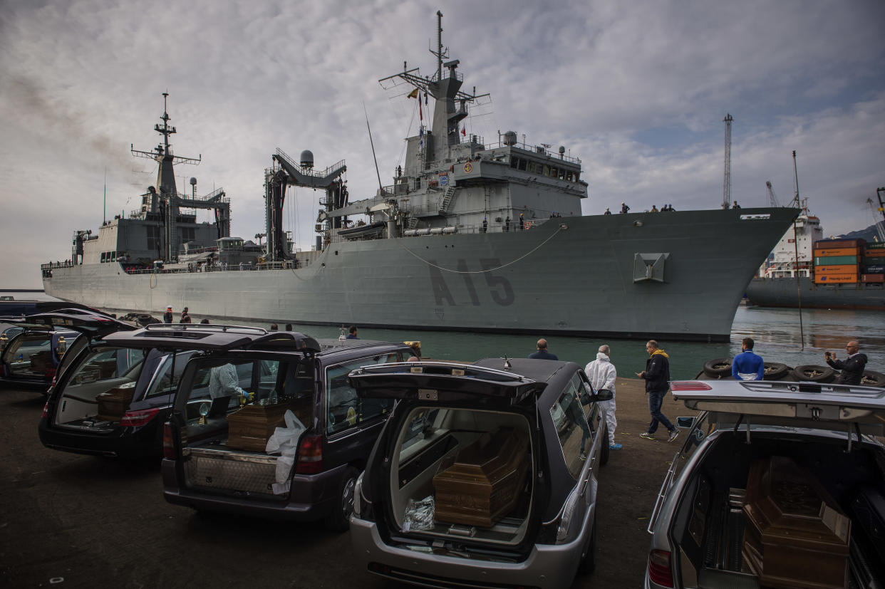 Leichenwagen stehen am Sonntag in Salerno für die Ankunft der toten Mädchen bereit (Bild: Antonio Masiello/Getty Images)