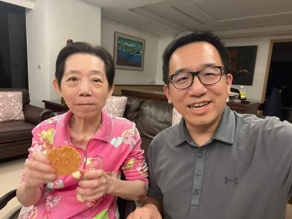 前高雄市議員陳致中（右）與其母吳淑珍（左）。（圖／資料照片，圖源：翻攝自陳致中Facebook）