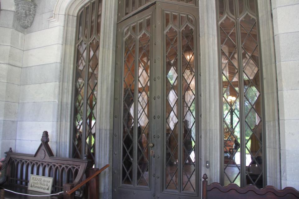 The entrance to Lyndhurst Mansion.