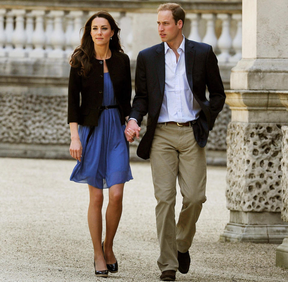 Am Tag nach ihrer Traumhochzeit präsentierten sich die Frischvermählten den wartenden Fotografen. Dabei trug Herzogin Kate ein einfaches Kleidchen von Zara.  