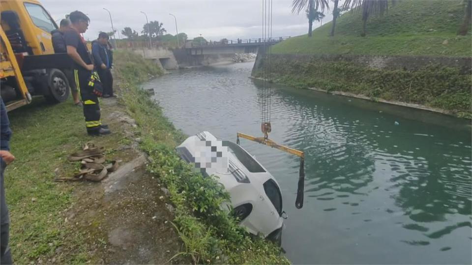 輪胎卡泥坑！轎車催油門反暴衝墜入水溝