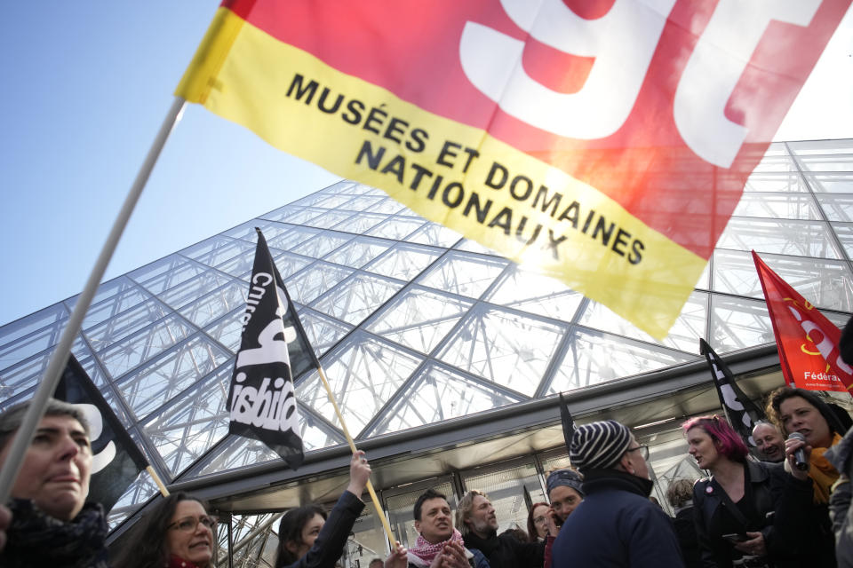 Trabajadores de la industria cultural se manifiestan fuera del museo del Louvre el lunes 27 de marzo de 2023 en París. El Museo del Louvre en París estuvo cerrado al público el lunes pues sus trabajadores participaron en la ola de protestas en Francia contra los impopulares planes del gobierno para reformar el sistema de pensiones. (Foto AP/Christophe Ena)