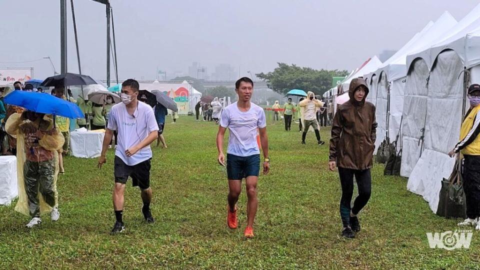 鳴槍後不久，現場下起大雨，陳彥博依舊完跑。(圖/楊育欣攝)