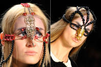 ...der extravagante Kopfschmuck von Candice Angelini, den die Designerin Rebekka Ruétz bei ihrer Show präsentierte. Unter ... (Bilder: ddp images)