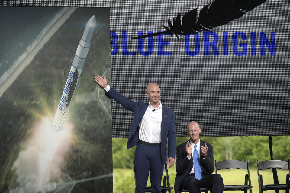 Jeff Bezos en una presentación de un cohete de Blue Origin en Florida. (AP Photo/Phelan M. Ebenhack)