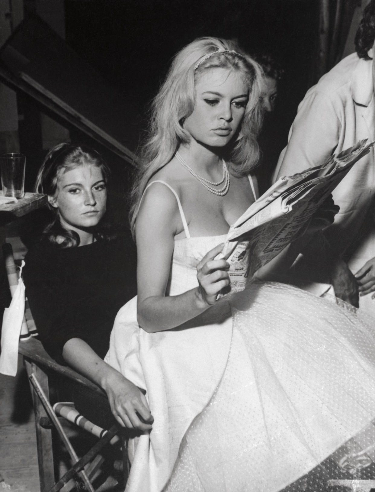 La série sur Brigitte Bardot (ici présente avec sa soeur sur le tournage d’un film en 1959) nous montre aussi la relation complice et parfois compliqué qu’elle entretient avec sa soeur, Mijanou.