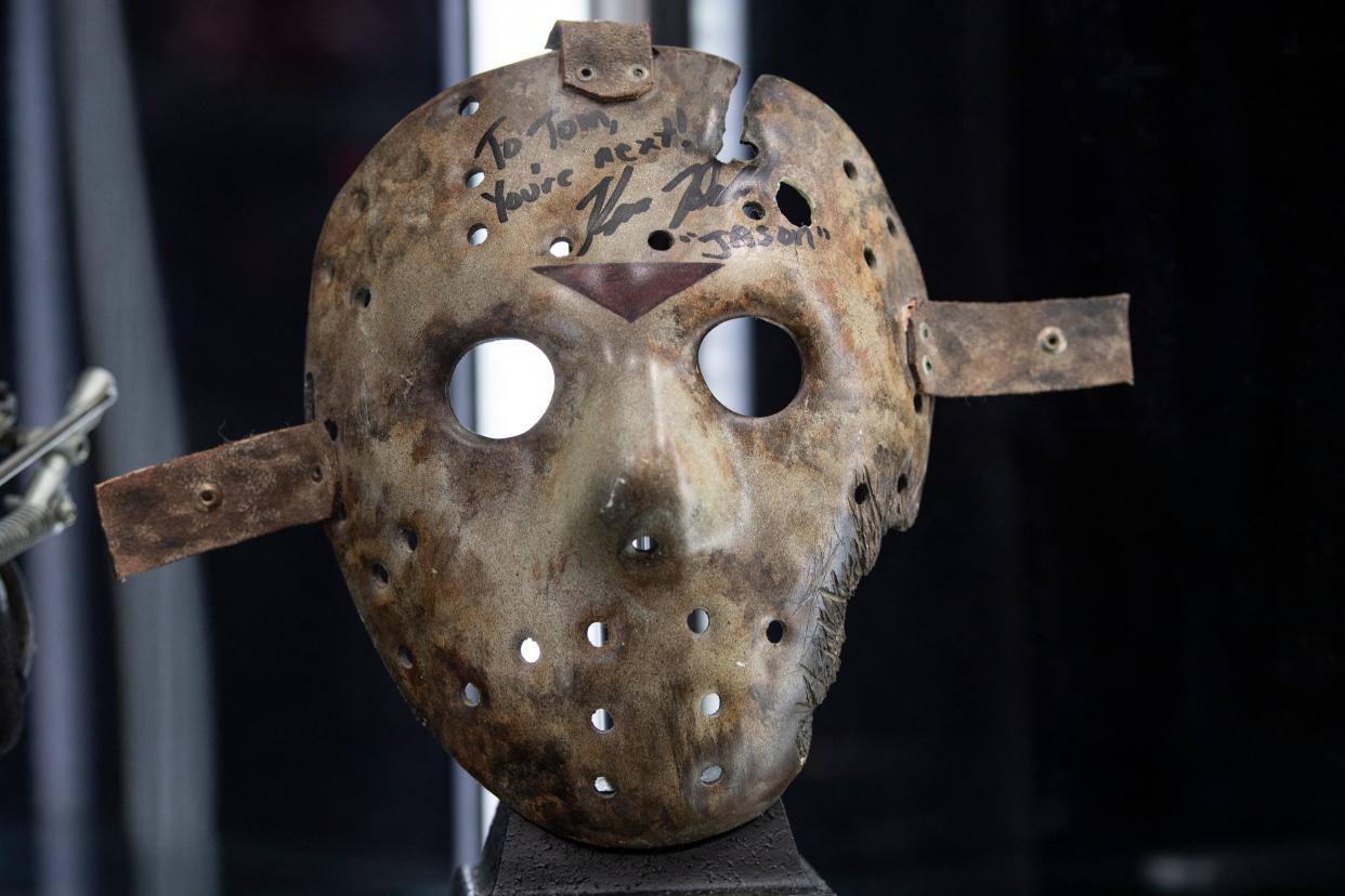 Kane Hodder firmó la máscara de hockey de Jason Voorhees de la película 