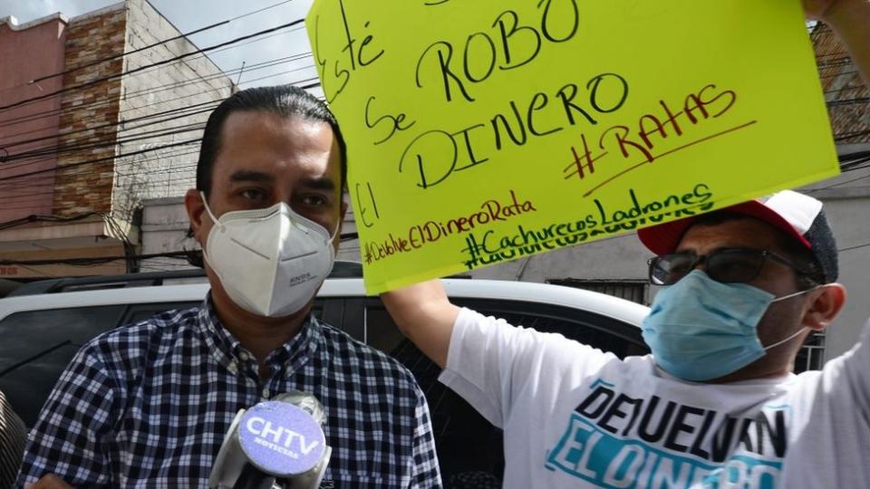 Marco Bográn junto a un manifestante