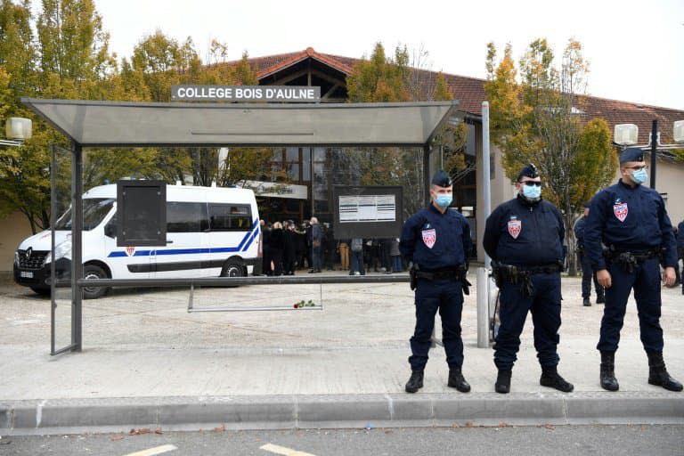 Des CRS devant le collège Bois d'Aulne où enseignait le professeur décapité en pleine rue, le 17 octobre 2020 à Conflans-Sainte-Honorine (Yvelines) - Bertrand GUAY © 2019 AFP