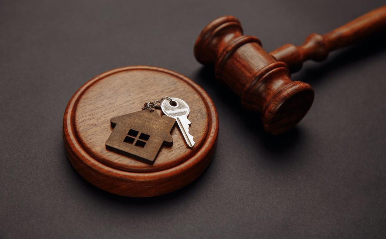 <a href="https://www.shutterstock.com/es/image-photo/judge-gavel-key-chain-shape-two-1747862015" rel="nofollow noopener" target="_blank" data-ylk="slk:Burdun Iliya / Shutterstock;elm:context_link;itc:0;sec:content-canvas" class="link ">Burdun Iliya / Shutterstock</a>