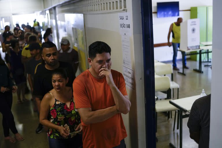 Votantes hacen fila durante una segunda vuelta electoral que enfrenta al presidente Jair Bolsonaro con el expresidente Luiz Inácio Lula da Silva en Sao Paulo, Brasil, el domingo 30 de octubre de 2022. 