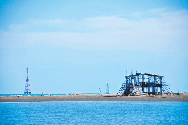 移動國土「外傘頂洲」沙源逐漸流失，且漂沙漸往內陸堆積，為避免國土消失，相關部會已研擬固沙護國土計畫，初步規畫將嘉義縣布袋商港每年清除的淤沙運至外傘頂洲。（本報資料照片）