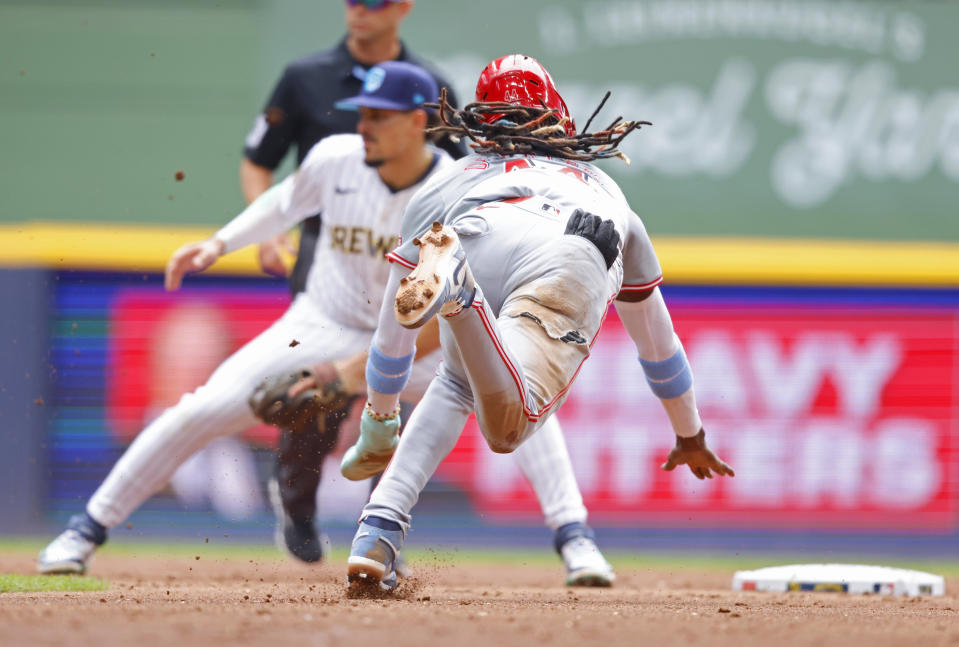Cincinnati Reds' Elly De La Cruz steals second base against the Milwaukee Brewers during the third inning of a baseball game Sunday, June 16, 2024, in Milwaukee. (AP Photo/Jeffrey Phelps)