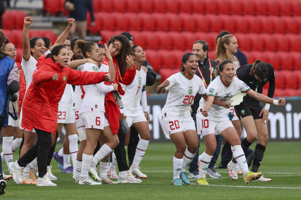 Las jugadoras de Marruecos celebran la victoria 1-0 ante Corea del Sur por el Grupo H del Mundial femenino, el domingo 30 de julio de 2023, en Adelaida, Australia. (AP Foto/James Elsby)