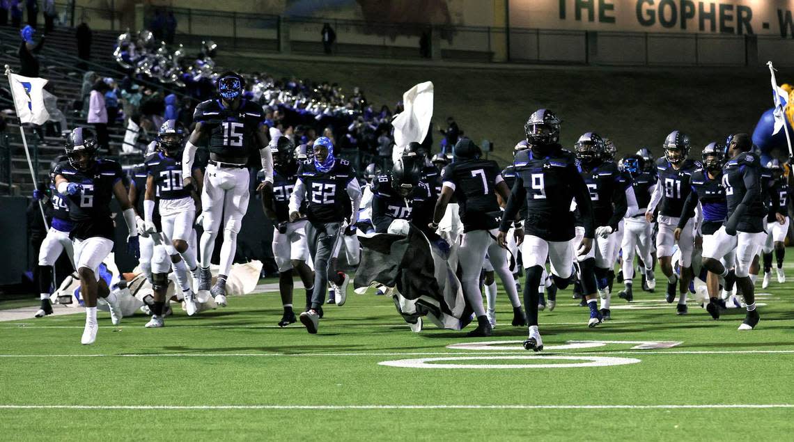 The Mansfield Summit Jaguars enter the field to face Midlothian in the 5A Division I Region I semifinal high school football playoff game played on November 26, 2021 at Gopher-Warrior Bowl in Grand Prairie. (Steve Nurenberg/Special to the Star-Telegram) Steve Nurenberg/Special to the Star-Telegram