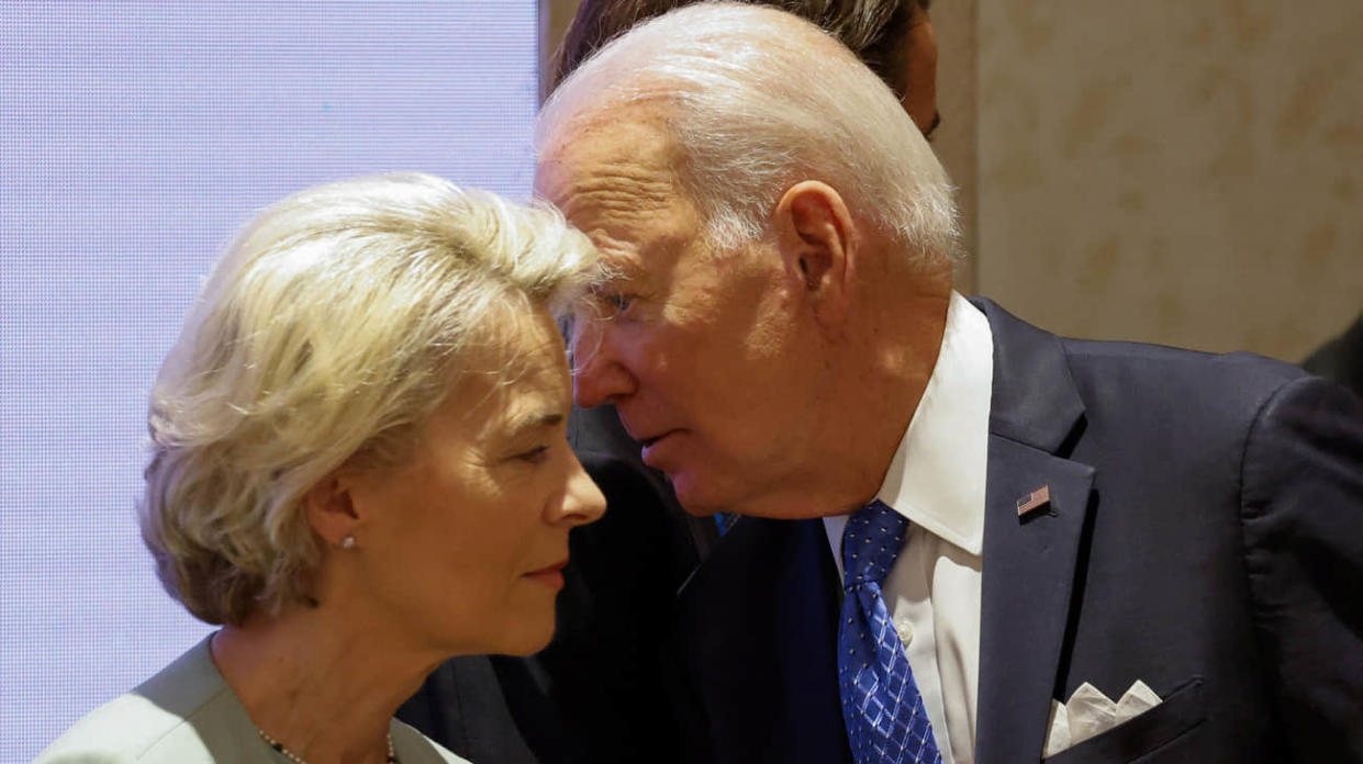 US President Joe Biden speaks with European Commission President Ursula von der Leyen. Stock photo: Getty Images