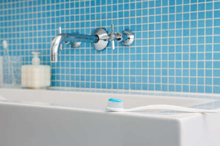 <p>Mit etwas Backpulver auf einer angefeuchteten Zahnbürste lassen sich Fugen im Badezimmer wieder schön weiß schrubben.</p>