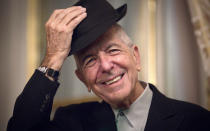 <p>Le musicien et poète canadien Leonard Cohen est décédé lundi 7 novembre, à l’âge de 82 ans. Parmi les chansons les plus marquantes, “Suzanne”, “Bird on the Wire” et “Hallelujah”, interprétées par de nombreux chanteurs. Il a été inhumé à Los Angeles</p>