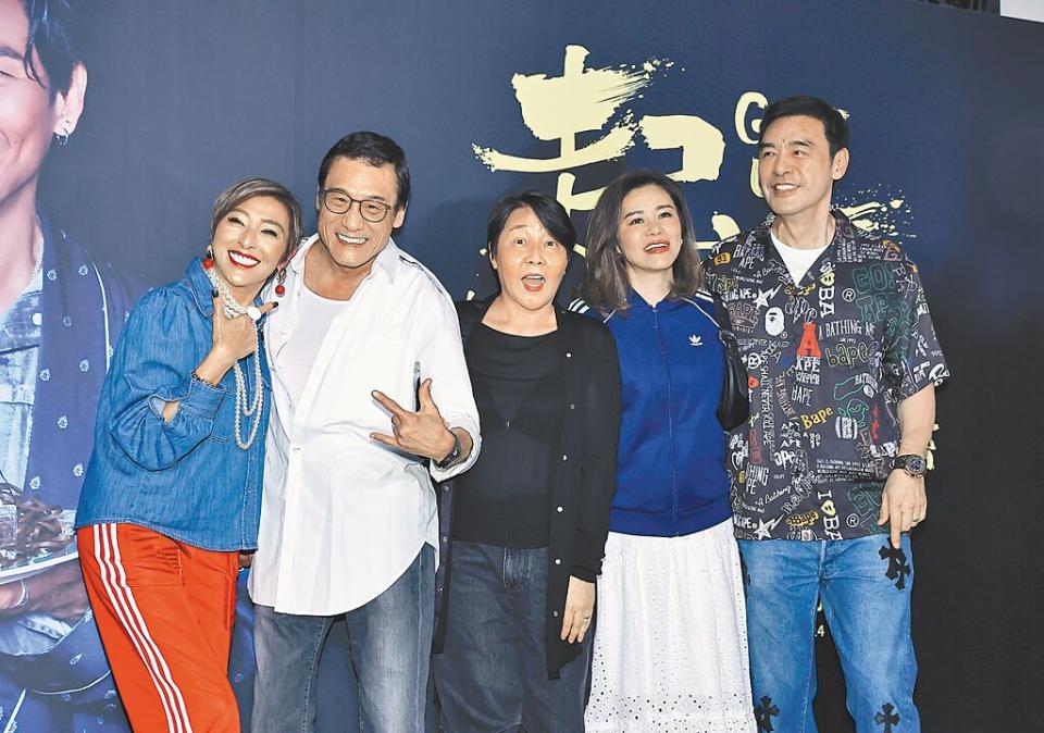 上山詩納（左起）、梁家輝與老婆、鍾鎮濤老婆及鍾鎮濤18日去小巨蛋看杜德偉演唱會。（羅永銘攝）