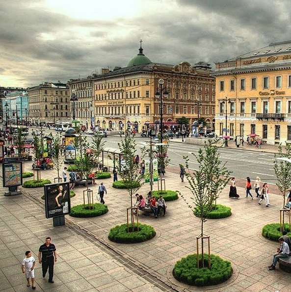 11. Nevski Prospekt (San Petesburgo) La Avenida Nevsky es la más larga de Rusia (4 km) y de las más importantes, no solo porque en ella se encuentran las mejores tiendas y restaurantes de la ciudad, sino por su valor histórico. Foto: Instagram / @visitpetersburg