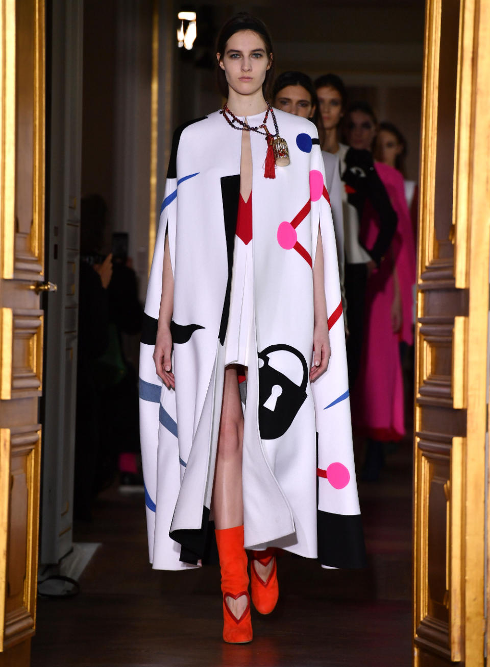 <p>Den Anfang der Haute Couture-Week machte 2017 das Luxuslabel Schiaparelli, das nach gut 50-jähriger Pause kürzlich durch Diego della Valle wieder zum Leben erweckt wurde. Vor drei Jahren eröffnete Schiaparelli in Paris erneut seine Tore – und darf sich schon jetzt wieder offiziell als „Haute Couture“-Label bezeichnen, was in Fashion-Kreisen einem Wunder gleichkommt. Wie das Modehaus das erreichen konnte, zeigen die aufregenden Entwürfe, mit denen die Fashion Week eröffnet wurde: Gewagte Muster und grafische Schnitte … (Bild: Getty Images) </p>