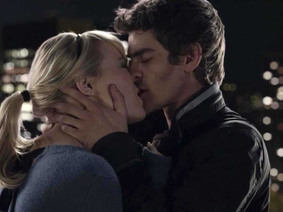 Gwen Stacy and Peter Parker kissing in "The Amazing Spider-Man."