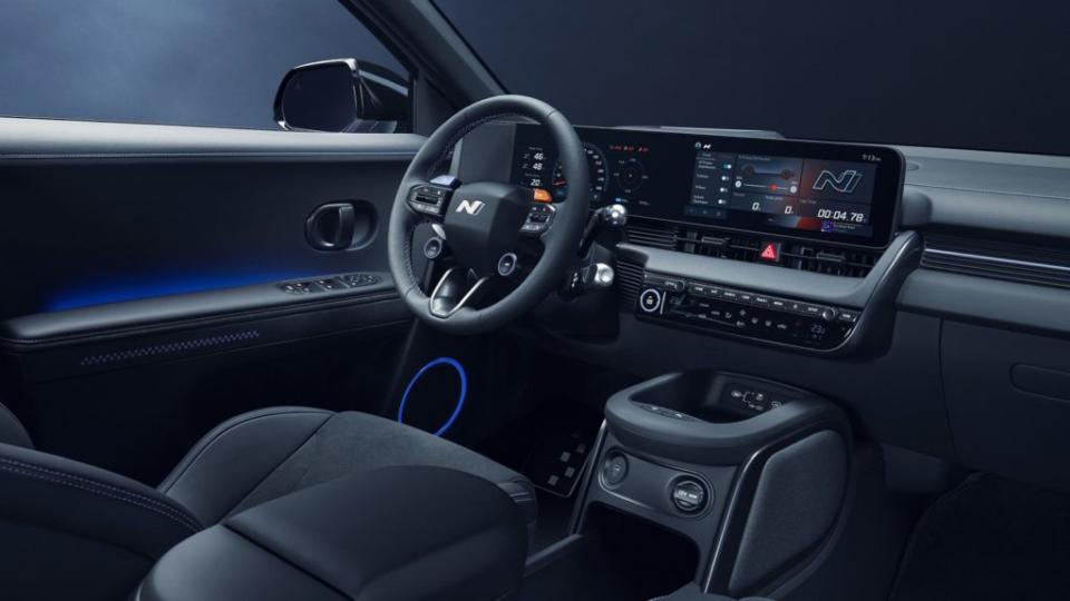 為對應激烈操駕需求，Ioniq 5 N重新設計中控台鞍座，並在兩側加入保護墊。(圖片來源/ Hyundai)