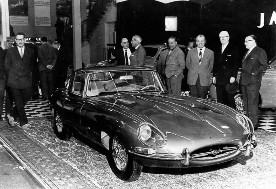 JAGUAR計畫在1961年的Geneva車展上展出E-Type，但由於低估了運送的時間，最後匆忙地從英國Coventry車船並用自駕了1126.5公里到瑞士，在開幕前20分鐘才即時進展場。