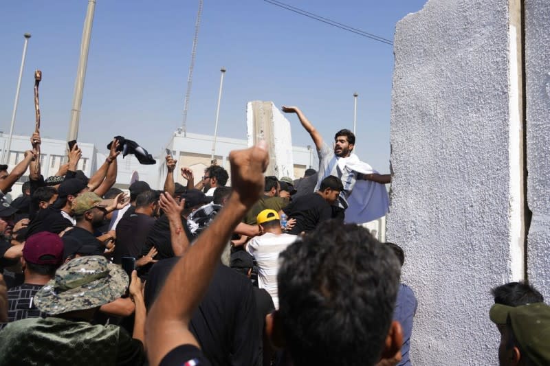 2022年8月29日，伊拉克民族主義什葉派教士薩德爾（Muqtada al-Sadr）宣布引退，支持者們闖進戒備森嚴的政權中樞「綠區」（Green Zone）抗議，導致嚴重動亂。（AP）