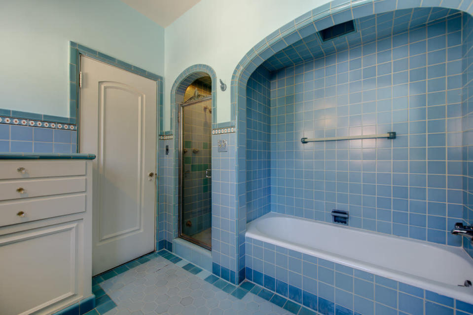 2600 Vermont: Blue Bathroom