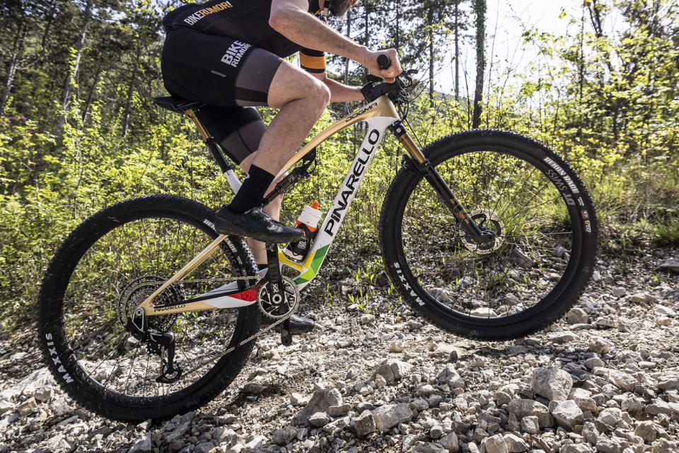 First Rides on 2025 Fox 32 Step Cast ultralight 100mm XC fork with all-new reverse-arch, loose gravel climb