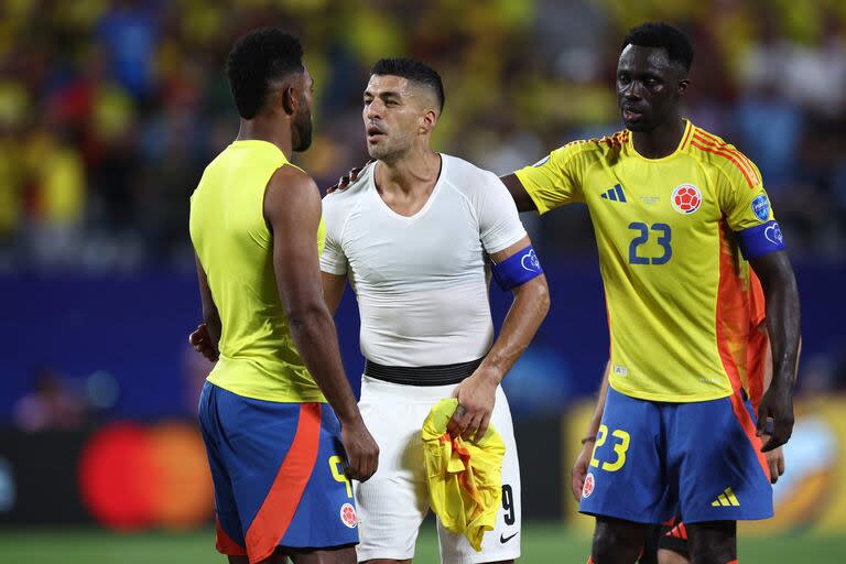 Miguel Borja y Davinson Sanchez se cruzan con Luis Suárez tras el partido