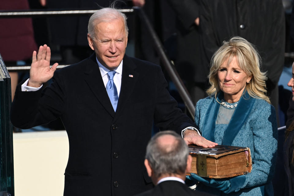 Joe Biden (izq.), flanqueado por la primera dama entrante de Estados Unidos, Jill Biden, es juramentado como el 46.º presidente de Estados Unidos por el presidente de la Corte Suprema, John Roberts, el 20 de enero de 2021, en el Capitolio de Estados Unidos en Washington, DC.