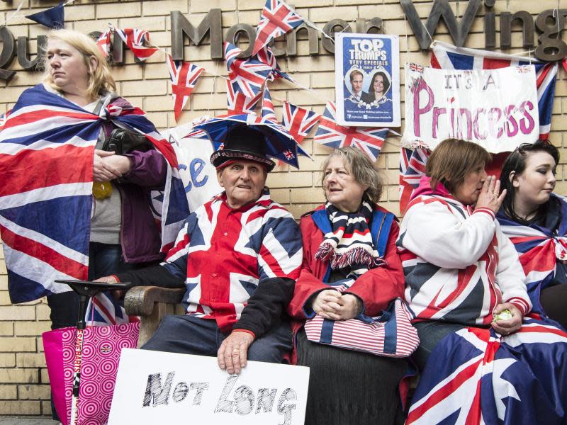 Viele Tage harrten manche Royal-Fans vor dem St. Mary's Hospital aus. Foto: Facundo Arrizabalaga