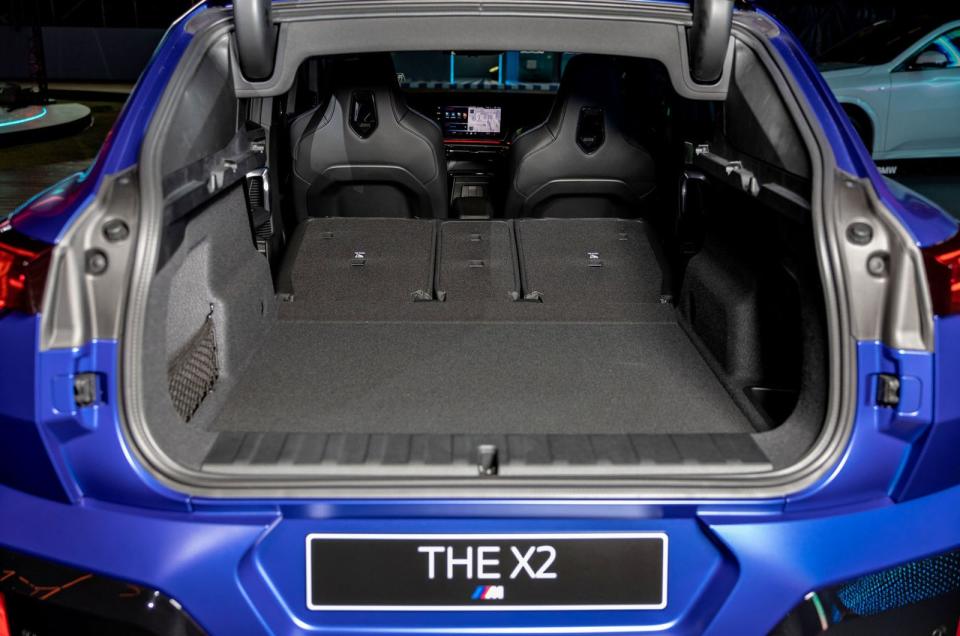 全新世代BMW X2擁有同級最大的後行李廂空間，以滿足更多彈性使用的需求，在未傾倒狀況下容納空間最大可達560L，透過40/20/40分離可傾倒後座椅背，容量最高能擴充至1,470L，搭配便利的電動尾門啟閉系統與尾門感應式啟閉功能，讓車主能輕鬆裝卸物品。           