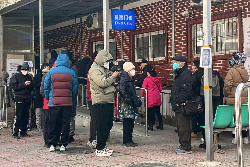 People queue outside a fever clinic amid the Covid-19 pandemic in Beijing on December 14, 2022. (Photo by Yuxuan ZHANG / AFP) (Photo by YUXUAN ZHANG/AFP via Getty Images)