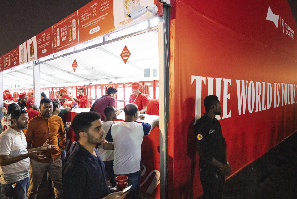 Hinchas de Filipinas se toman una selfi después de comprar cerveza Budweiser en una zona para aficionados durante el Mundial en Doha, Catar, el 1.° de diciembre de 2022. (Erin Schaff/The New York Times).