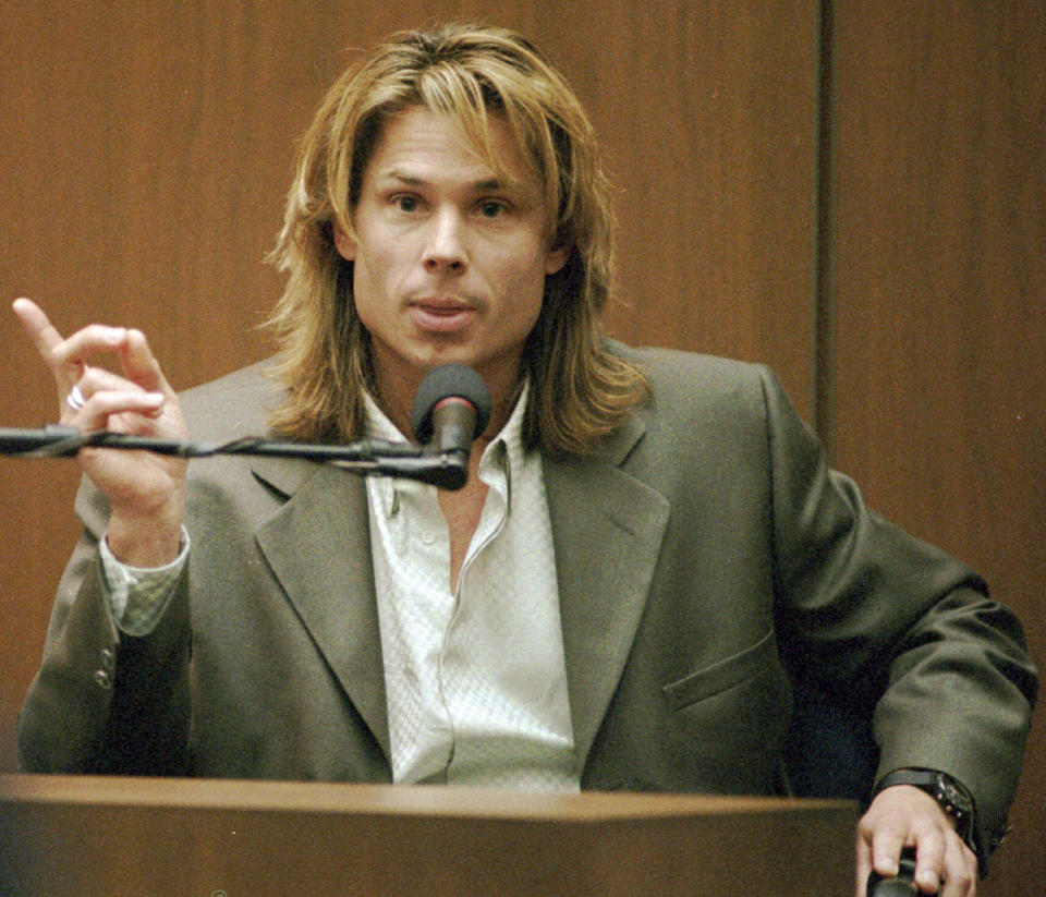 ARCHIVO - El testigo Brian "Kato" Kaelin declara en el juicio de O.J. Simpson por homicidio doble en la Corte Penal de Los Angeles el 21 de marzo de 1995, en Los Angeles. O.J. Simpson, el laureado astro del fútbol americano y actor de Hollywood que fue absuelto de los cargos de doble asesinato de su exesposa y su amigo, pero luego declarado responsable en un juicio civil aparte, ha fallecido. Tenía 76 años. (John McCoy/Los Angeles Daily News via AP, Pool, archivo)