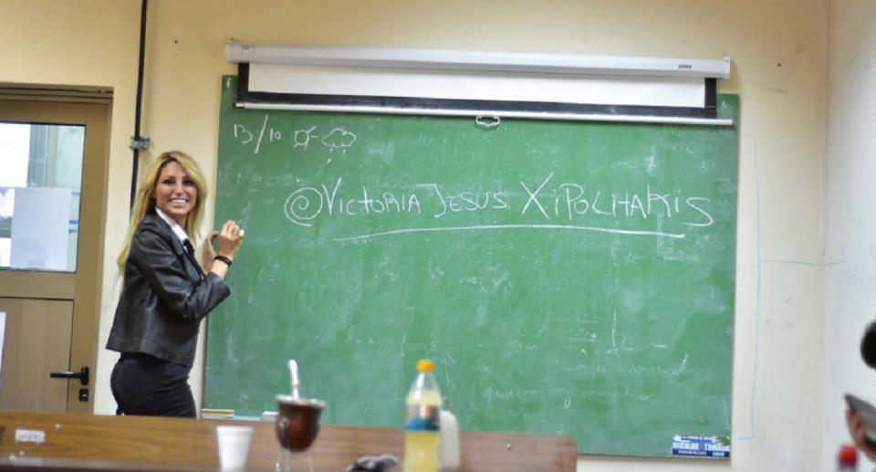 Vicky Xipolitakis sorprendió a jóvenes estudiantes de comunicación en medio de una clase. Foto: Instagram/VXipolitakisOK