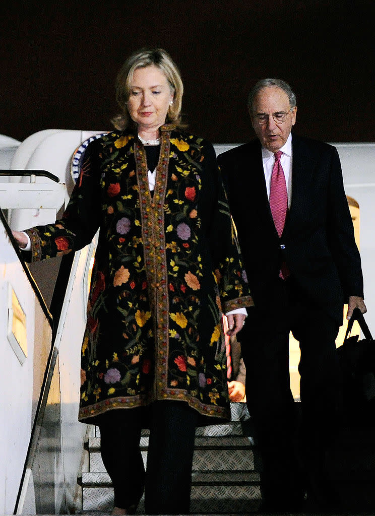 Hippie-Hillary ist zurück! Der orientalisch bestickte Mantel, den die damalige US-Außenministerin bei einem Besuch in Tel Aviv 2010 trug, gehört zu ihren absoluten Lieblingsstücken. (Bild: Getty Images)