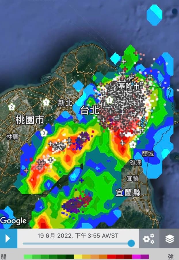 昨日在基隆出現相當密集的閃電訊號。（圖／翻攝自天氣風險WeatherRisk臉書）